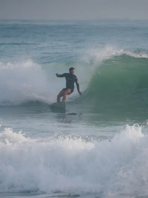 Gabriel surfando